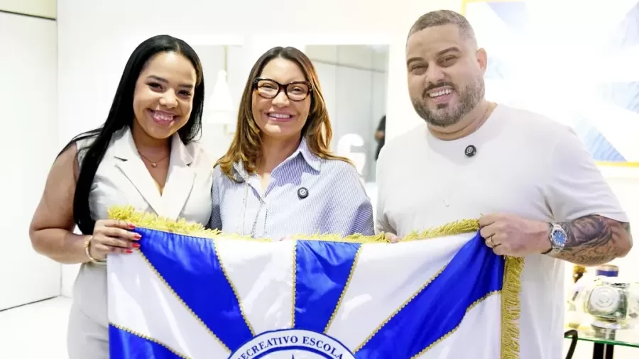 Janja usa avião da FAB e visita escola que homenageou Lula