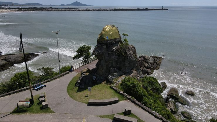 Papagaio Pirata: ponto turístico de Itajaí recebe decoração de carnaval
