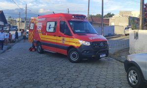 Criança fica ferida após ser atropelada por motociclista