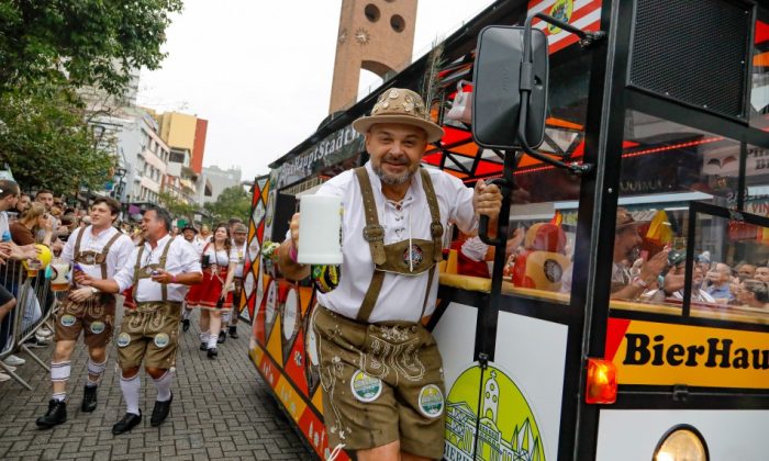 Oktoberfest Blumenau busca nova atração para integrar os desfiles