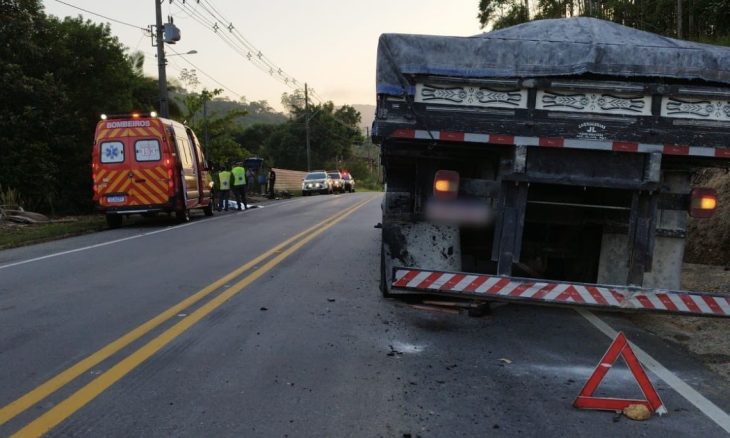 Motociclista morre ao colidir contra caminhão em cidade catarinense