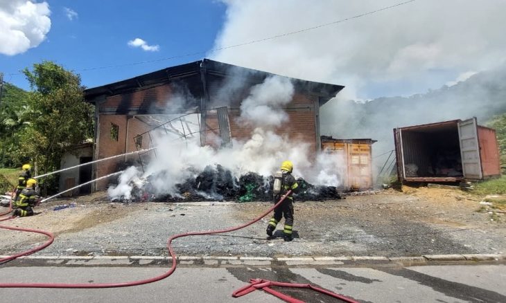 Vídeo: incêndio em galpão têxtil mobiliza bombeiros por 11 horas