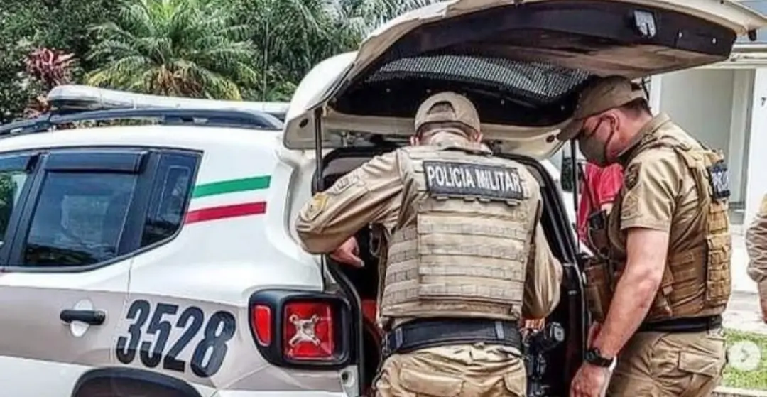 PMs de folga rendem homem e impedem feminicídio em Camboriú