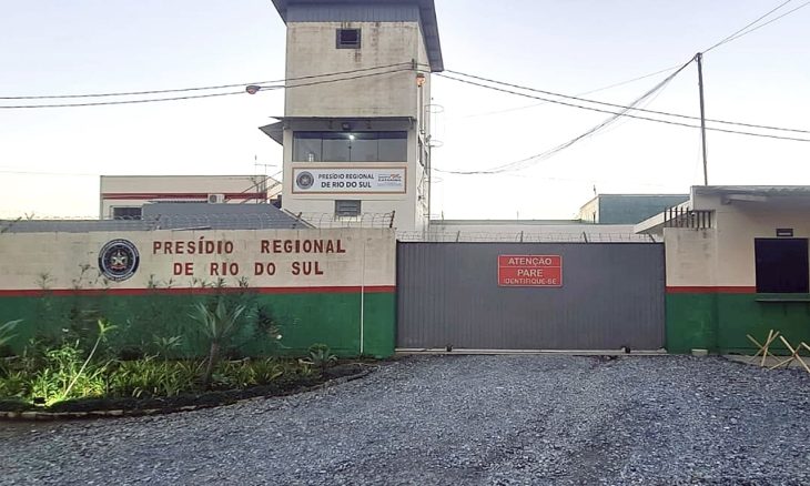 Detento morre durante banho de sol em presídio de SC