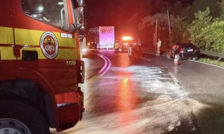 Grávida e jovem ficam feridos em violenta batida na BR-470