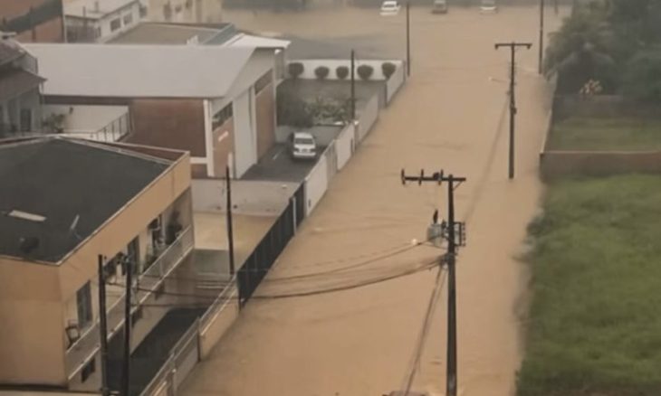VÍDEO: temporal alaga ruas e provoca deslizamentos no Vale do Itajaí