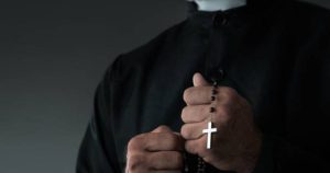 Padre é denunciado pelo MP por importunação sexual contra trabalhadores