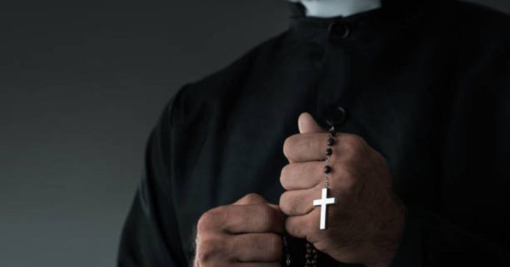 Padre é denunciado pelo MP por importunação sexual contra trabalhadores
