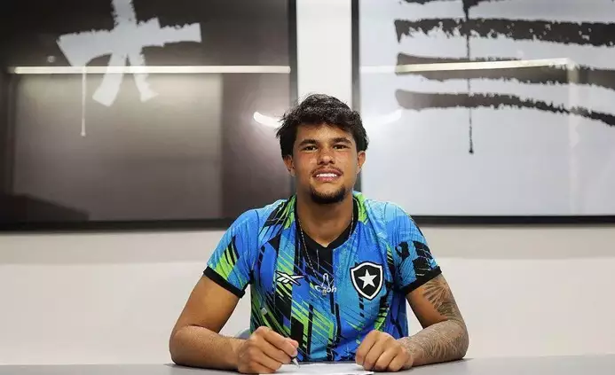Filho de Eliza Samudio e do ex-goleiro Bruno assina contrato com o Botafogo