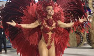 Tapa-sexo de Virginia descola durante estreia como rainha de bateria
