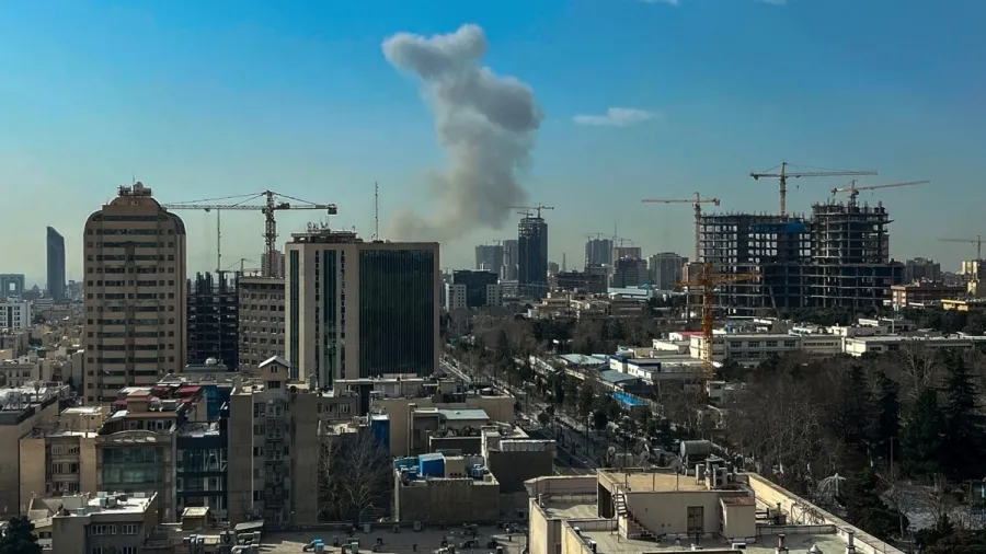 EUA e Israel bombardeiam o Irã e ampliam tensão global