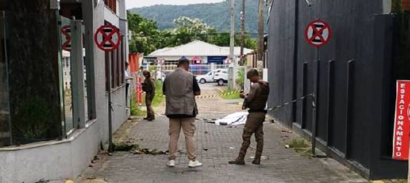 Homem em situação de rua amanhece morto com marcas de agressão