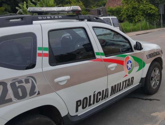 Polícia encontra carro furtado escondido em ferro-velho de Guabiruba