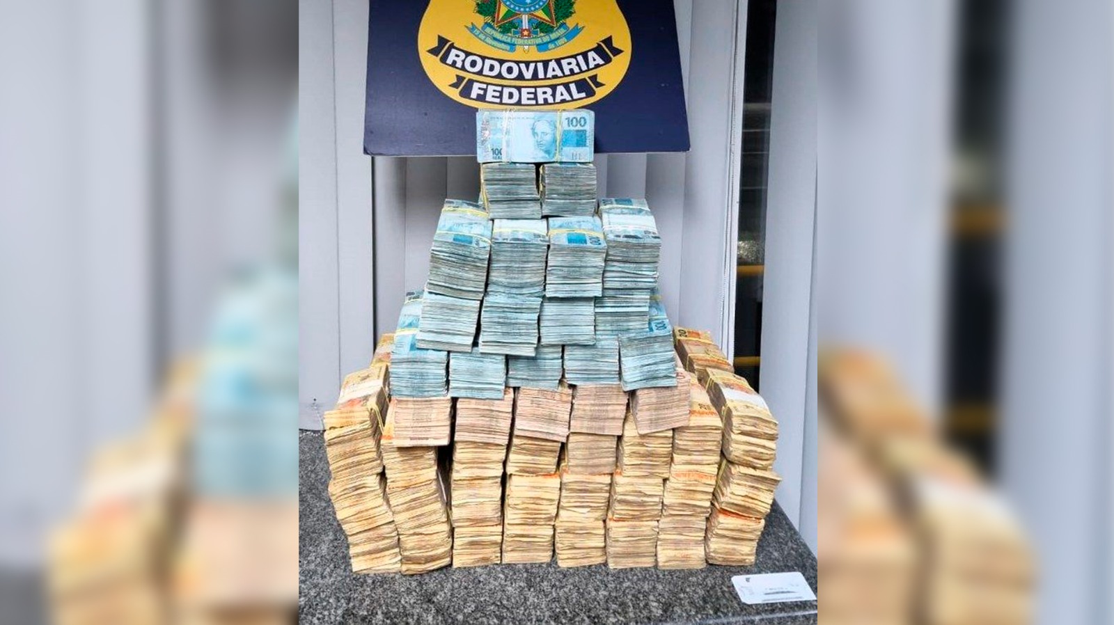 PRF encontra R$ 2 milhões escondidos em porta-malas em SC