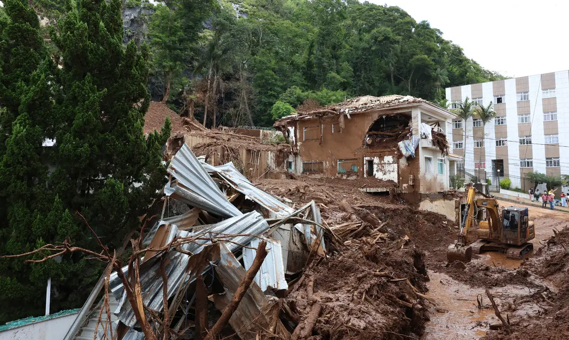 Lula sobrevoa áreas destruídas pela chuva em Minas Gerais