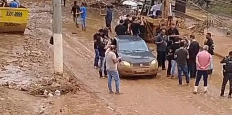 Nikolas Ferreira é confrontado por moradores ao gravar vídeo em área alagada em MG