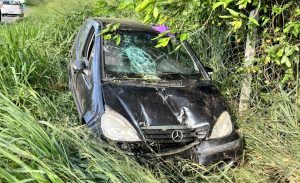 Carro sai da pista na BR-470 em Ilhota e mobiliza bombeiros
