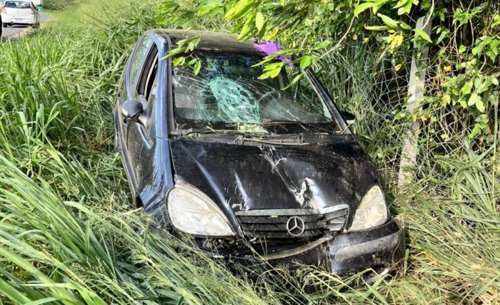 Carro sai da pista na BR-470 em Ilhota e mobiliza bombeiros