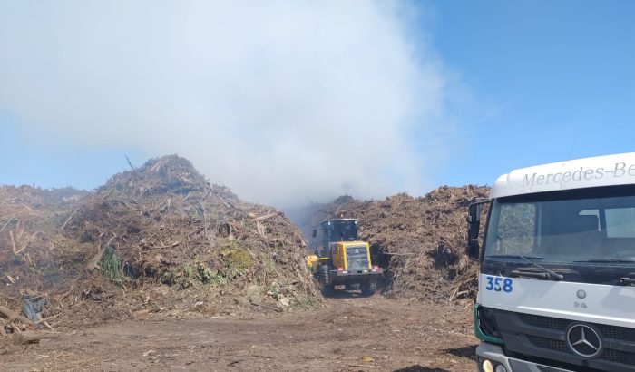 Bombeiros contêm incêndio em pátio da COMCAP no Itacorubi