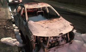 Ex-mulher incendeia veículo com gasolina e acaba presa