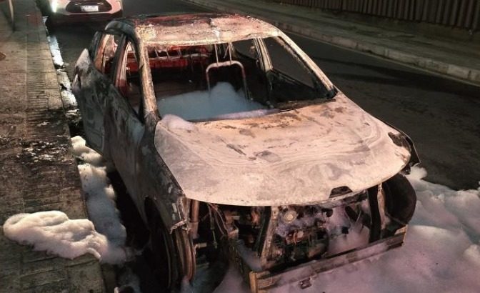 Ex-mulher incendeia veículo com gasolina e acaba presa