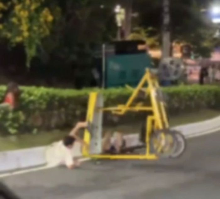 VÍDEO: Triciclo desgovernado capota após alta velocidade