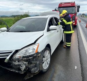 Casal fica ferido em acidente na BR-470, em Ilhota