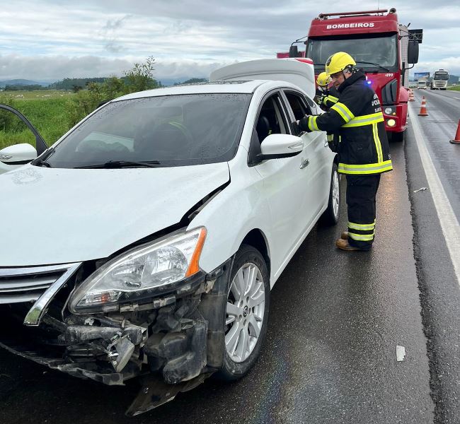 Casal fica ferido em acidente na BR-470, em Ilhota