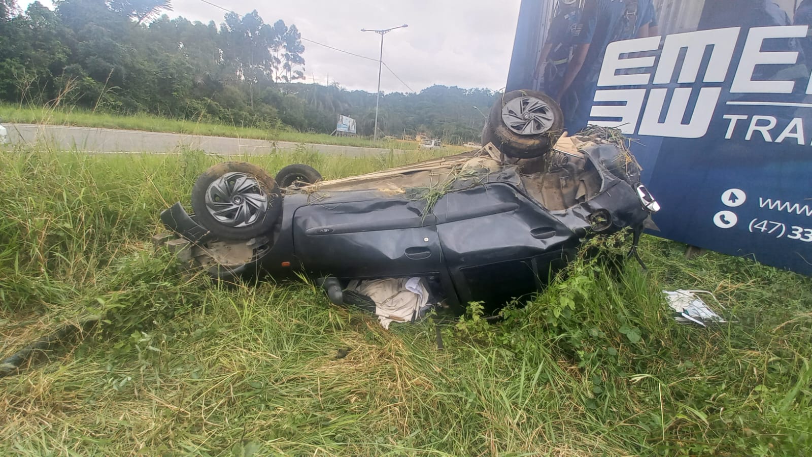 Motorista fica gravemente ferido após capotamento em Penha