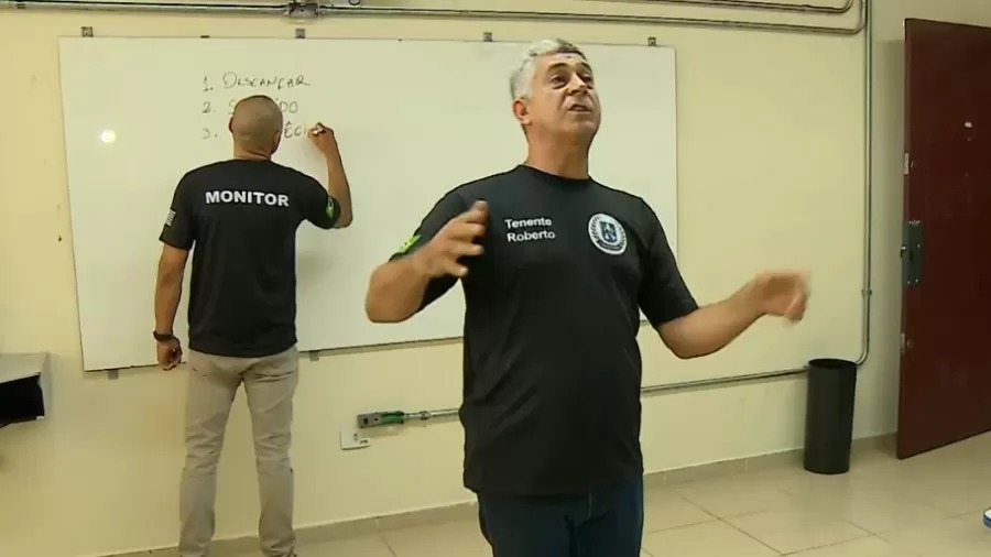 Monitor erra português em escola cívico-militar de SP