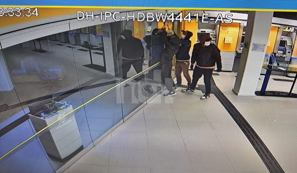 Invasão a banco termina sem dinheiro levado