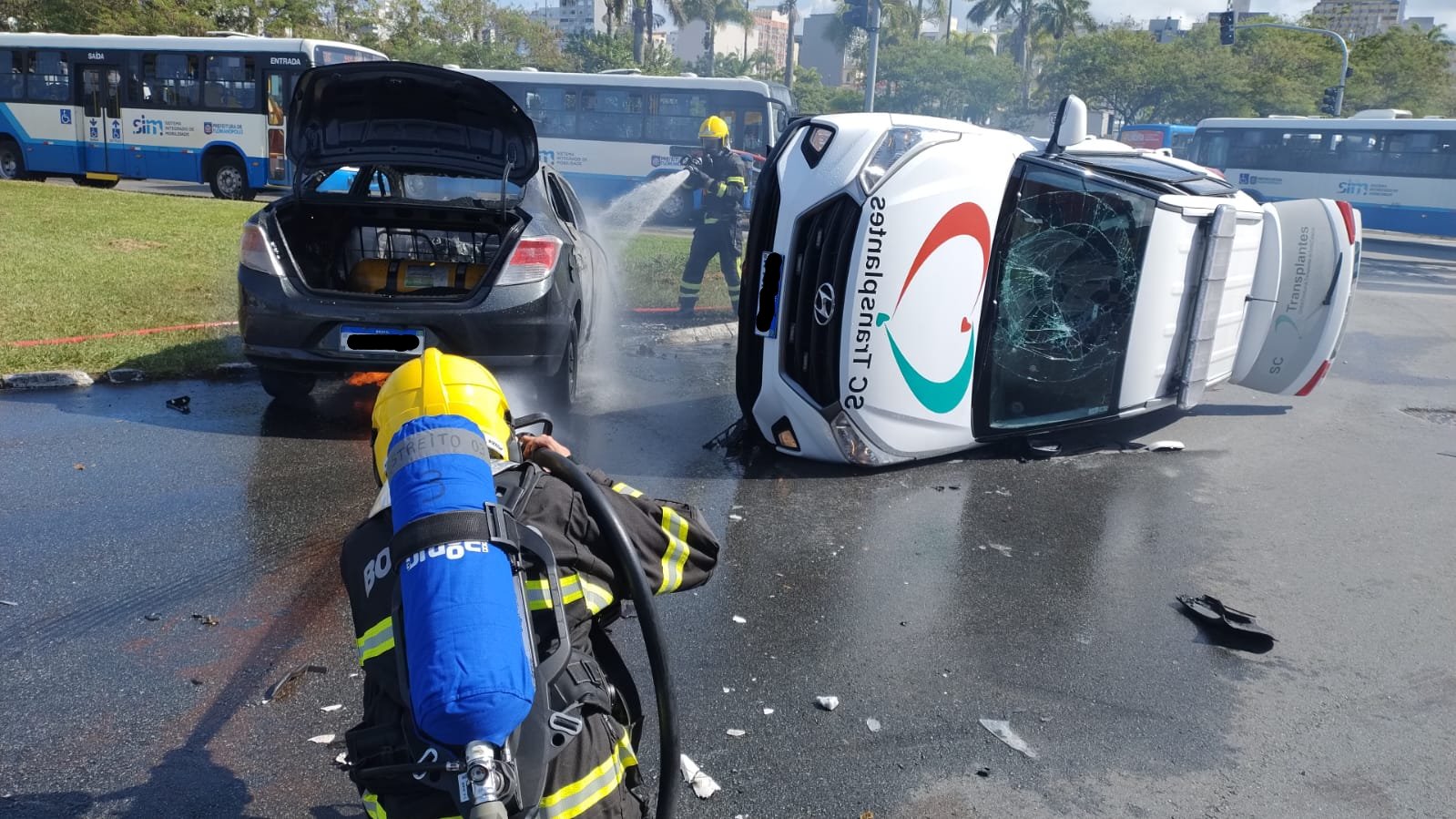 Batida entre carros causa capotamento e incêndio em Florianópolis