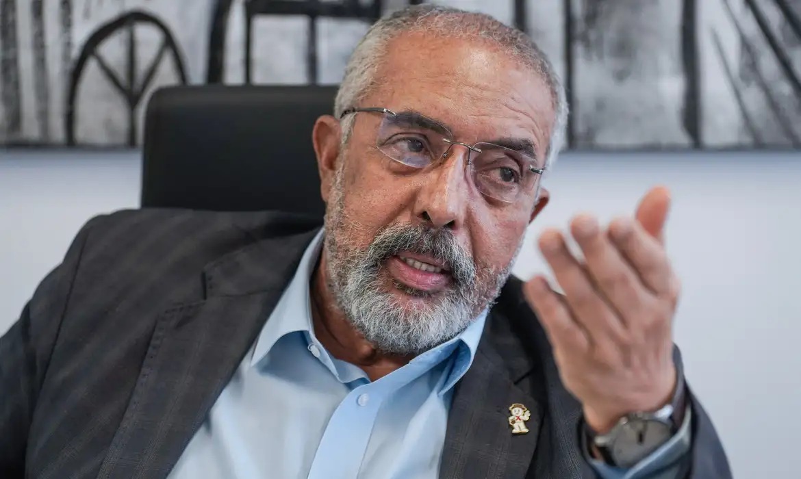 Senador defende fim da escala 6×1 e questiona jornada de 44 horas