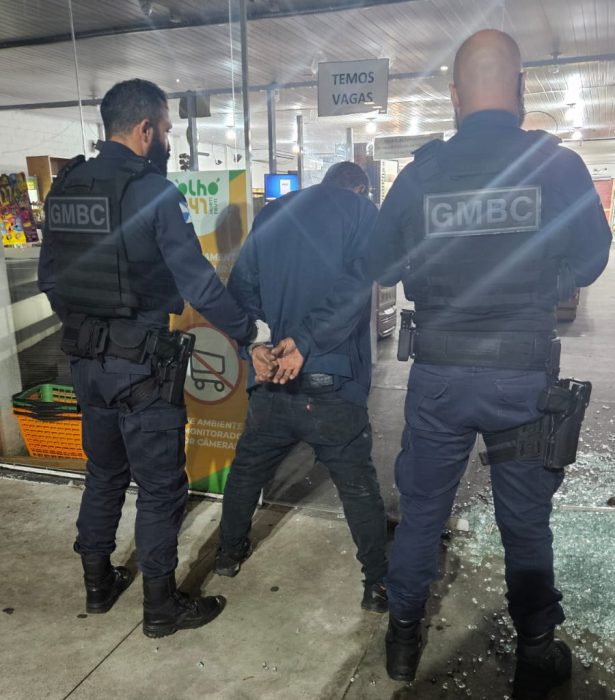 Homem é flagrado com pedra na mão após estourar vidro de loja em BC