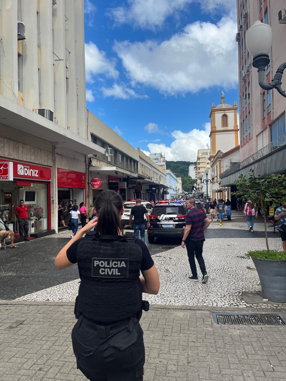 Polícia cumpre mandados e investiga estúdios por golpes em florianópolis