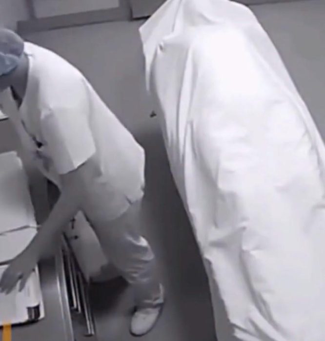Vídeo: “morto” se mexe em necrotério e jovem funcionária passa mal