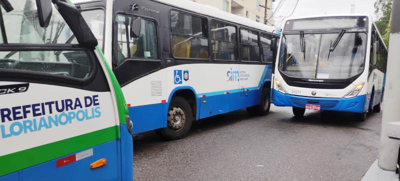 Dois ônibus estragam no mesmo lugar e bloqueiam acesso na Caieira