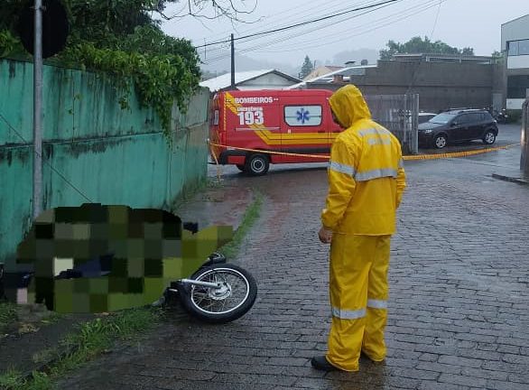 Motociclista morre após atingir cabo de alta tensão em Blumenau