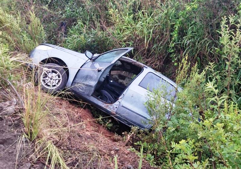 Passageiro fica preso ao cinto após acidente e morre afogado em SC