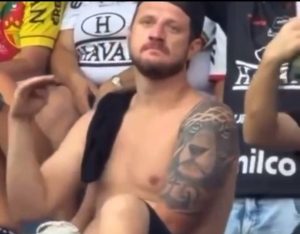 Polícia Civil de Brusque investiga torcedor por gesto que faz referência à tragédia da Chapecoense