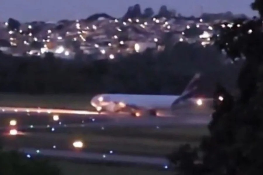 Vídeo: Avião da LATAM aborta decolagem em alta velocidade