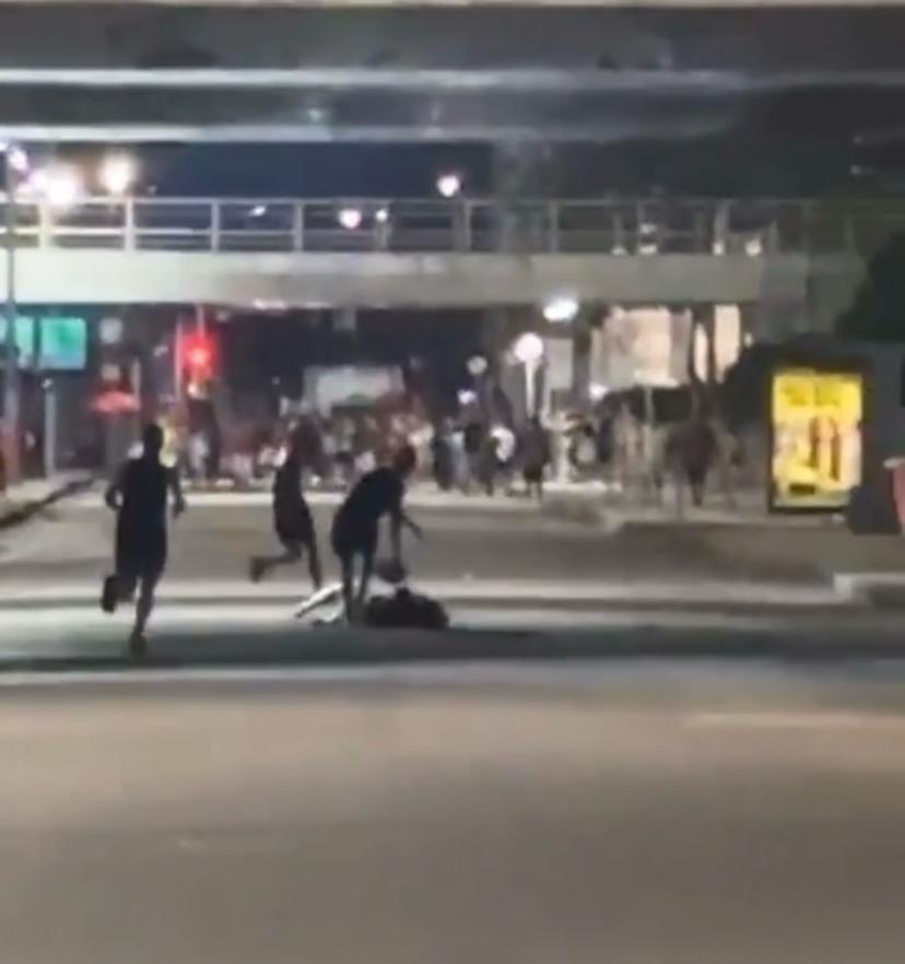 Vídeos mostram correria e arrastão durante bloco de carnaval; veja