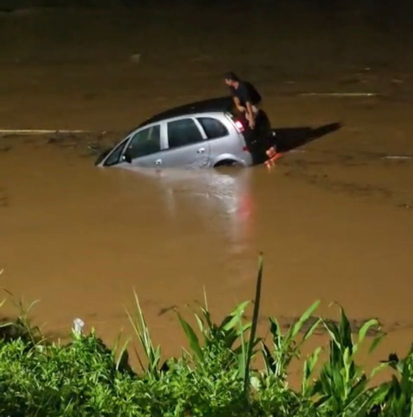 Vídeo: Motorista escapa por pouco! Veículo afunda no Itajaí-Mirim