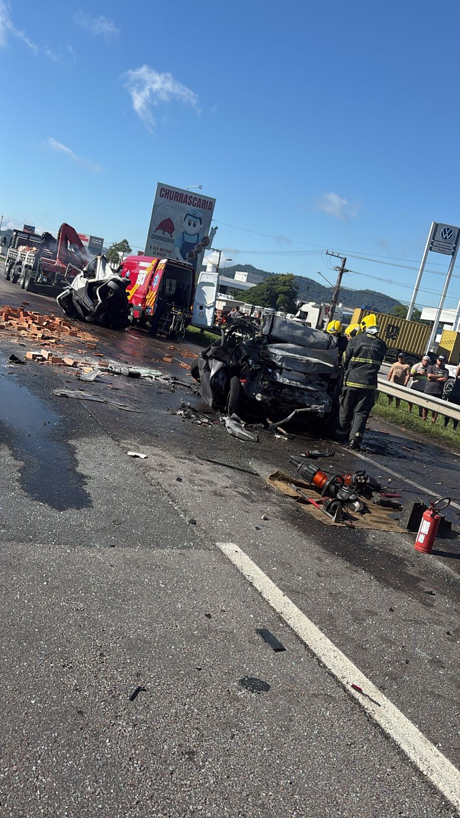 BR-101 interditada em Itajaí: caminhão pega fogo e deixa vítimas