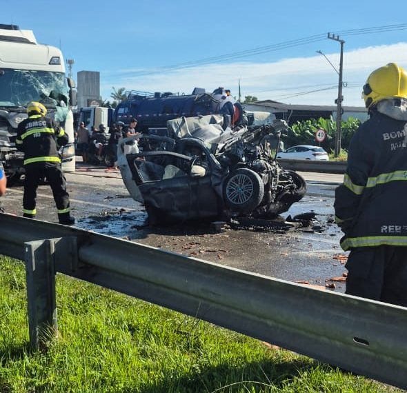 PRF detalha cidades dos cinco veículos em engavetamento com três mortos na BR-101