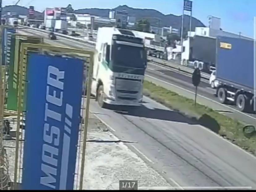 Vídeo: Criança perde pais e avó em acidente na BR-101; veja o momento da colisão
