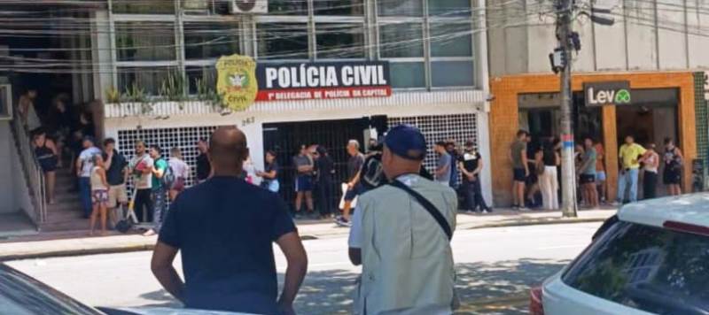 Vítimas fazem fila para recuperar celulares furtados na Folia em Florianópolis