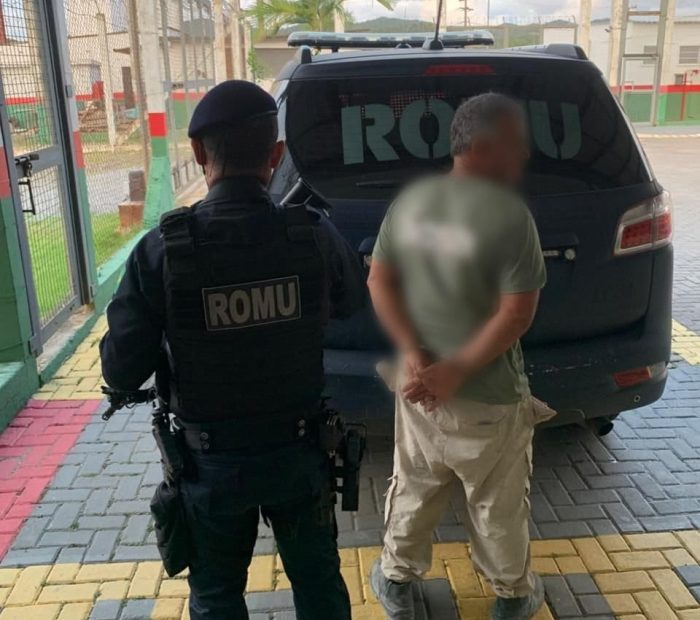 Fim da fuga: suspeito com mandado é detido após tentar pular muro