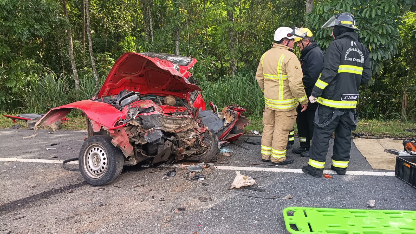 URGENTE: Acidente entre caminhão e carro na BR-470 mata um e deixa outro em estado grave