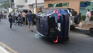 Idoso capota BMW e bate em veículos estacionados em Balneário Camboriú